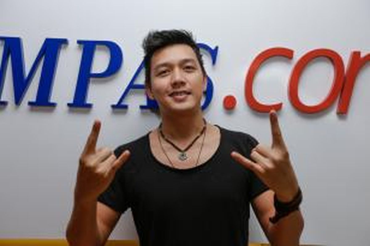 Vokalis yang juga gitaris Electron45, Dirly, berpose saat berkunjung ke newsroom Kompas.com, di Gedung Kompas Gramedia, Jakarta, Rabu (8/4/2015). Grup musik beraliran pop elektronika tersebut tengah mempromosikan single kedua yang berjudul 'Takut Kehilanganmu'. KOMPAS IMAGES/DINO OKTAVIANO