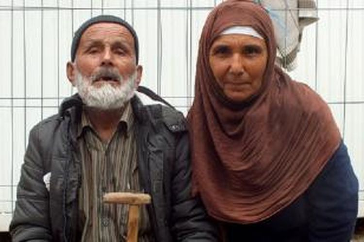 Pengungis Afganistan, Abdul Quader Azizi, yang mengaku berusia 110 tahun bersama putrinya.