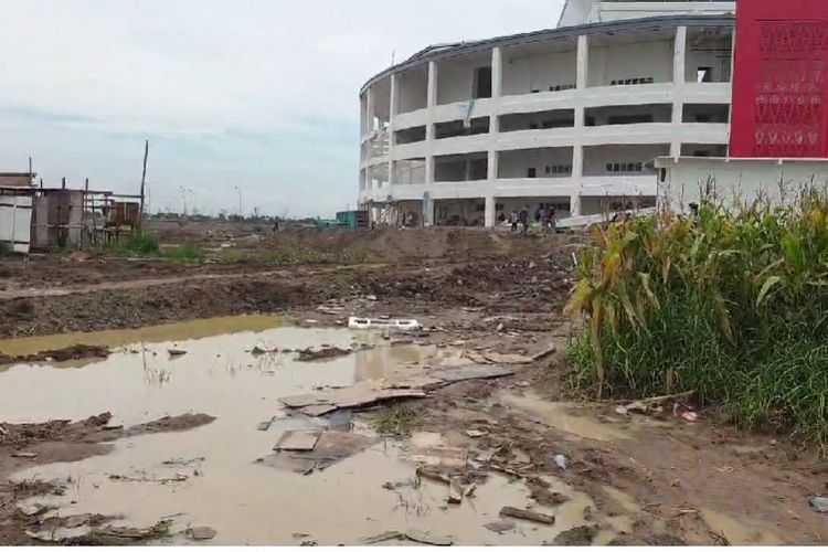 Kondisi jalan menuju Gelanggang Olahraga (GOR) Bola Voli Indoor Sumut Sport Center untuk pertandingan voli indoor dalam Pekan Olahraga Nasional (PON) XXI Aceh-Sumut di Desa Sena, Kabupaten Deli Serdang, Sumatera Utara, belum rampung, Selasa (10/9/2024). Jalan tampak berkubang.