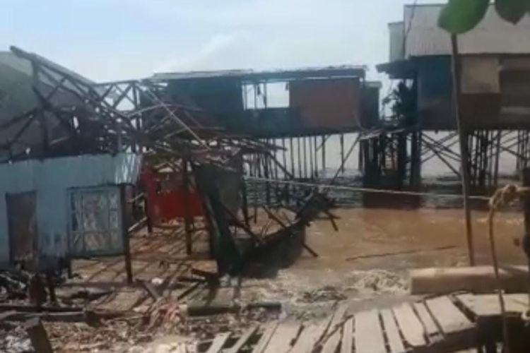 Tiga Rumah di Manggar, Balikpapan Timur, hancur diterpa angin dan gelombang tinggi