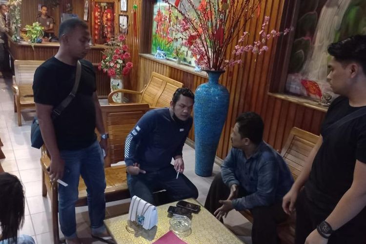 Satgas Operasi Pekat Seligi menanyai FE (duduk sebelah kanan) di sebuah penginapan di Kabupaten Bintan.