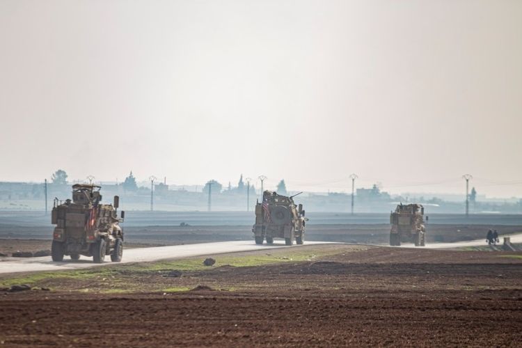 Sejumlah kendaraan militer AS tampak berpatroli di pinggiran kota Qamishli, Suriah, pada 4 Desember 2022. (Foto: AP/Baderkhan Ahmad)