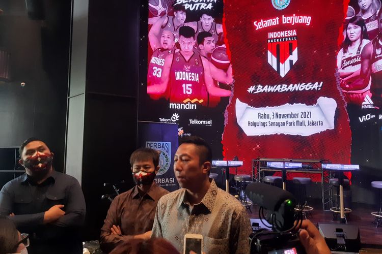 Manajer timnas bola basket putra Indonesia, Fareza Tamrella, dalam konferensi pers pelepasan skuad Merah Putih yang berlangsung di Hollywings Senayan, Jakarta, pada Rabu (3/11/2021).