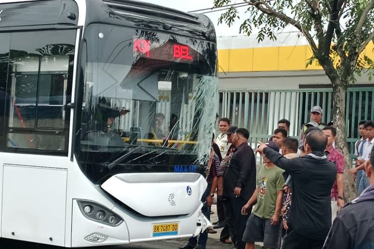 Bus listrik milik Pemerintah Kota Medan menabrak dua unit mobil pribadi yang parkir di Jalan KL Yos Sudarso, Kecamatan Medan Belawan, Kota Medan pada Rabu (4/12/2024).