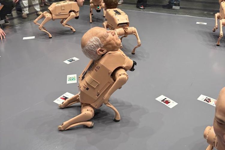 Robot anjing Beeple Studios yang sedang mencetak foto dari bagian belakang badannya.