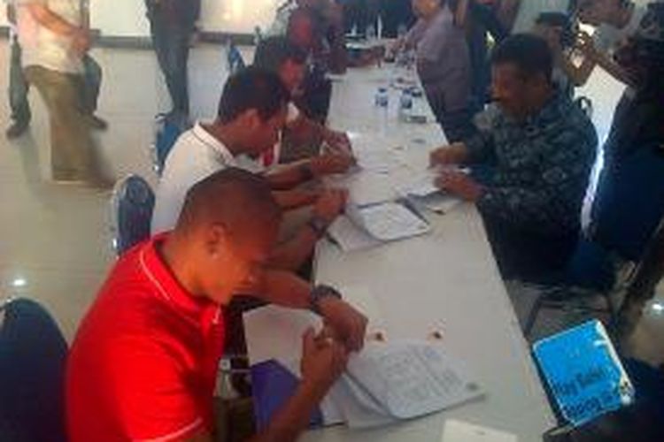 Lima pemain yang dipastikan bergabung dengan skuad resmi Persib Bandung yaitu Ferdinan Sinaga, Firman Utina, M. Ridwan dan dua pemain asing asal Mali yaitu Coulibaly Djibril dan Makan Konate, menandatangani klausul kontrak resmi di Graha Persib Jalan Sulanjana Kota Bandung, Jumat (22/11/2013).
