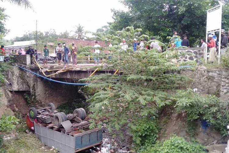 Suasana TKP Truk yang tabrak pembatas jambatan hingga terjun ke Sungai