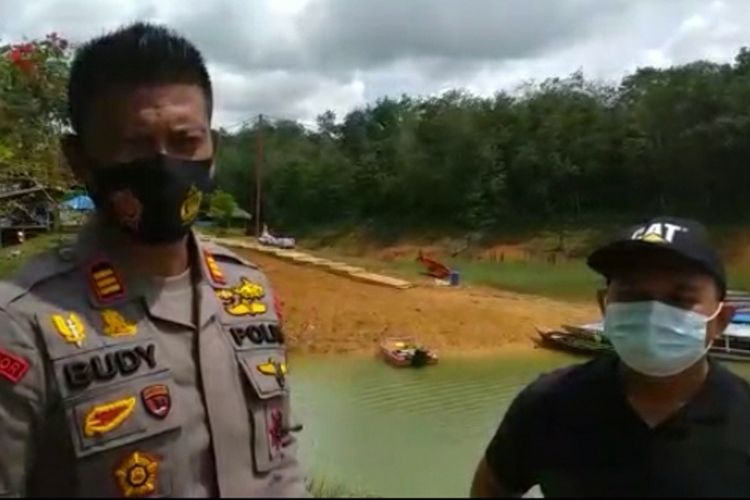 Koto Kampara Police Precinct head Chief Police Commissioner Budy Rahmadi on the shores of Koto Kampar Lake, site of a boating accident that killed one person, Sunday (20/12/2020)