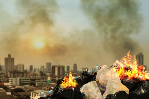 Jangan Sembarang Bakar Sampah Plastik, Bahaya Dioksin Mengancam