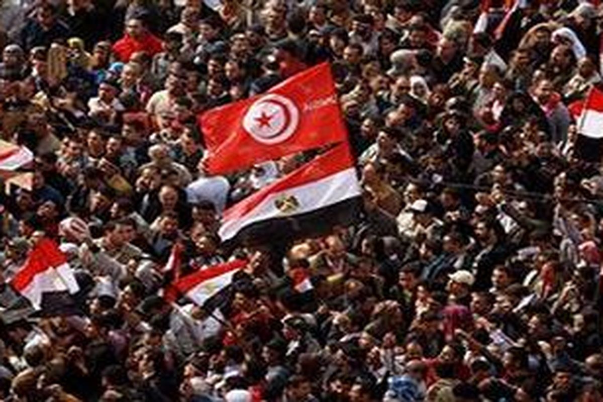 Ribuan rakyat dalam aksi demo menumbangkan Presiden Mesir, Hosni Mubarak.