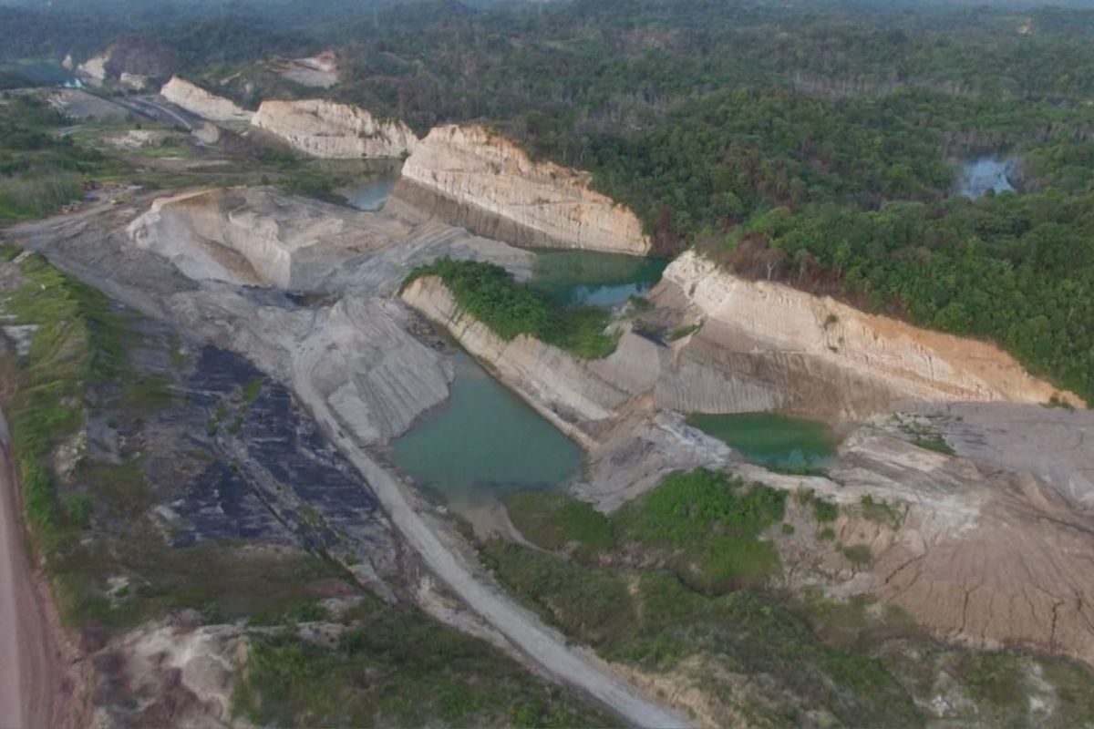 Salah satu lubang bekas tambang batu bara yang ada di Kalimantan Timur. 