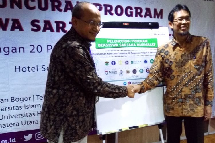 Berdiri di kiri dari arah pembaca, Ketua Pengawas Yayasan Baitulmaal Muamalat (BMM) Riksa Prakoso dan Direktur Eksekutif BMM Teten Kustiawan (kanan) saat peluncuran Program Beasiswa Sarjana Muamalat di Jakarta, Kamis (2/5/2019).