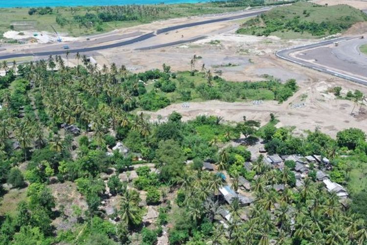 Rumah-rumah warga yang masih bertahan di dekat lokasi pembangunan sirkuit Mandalika