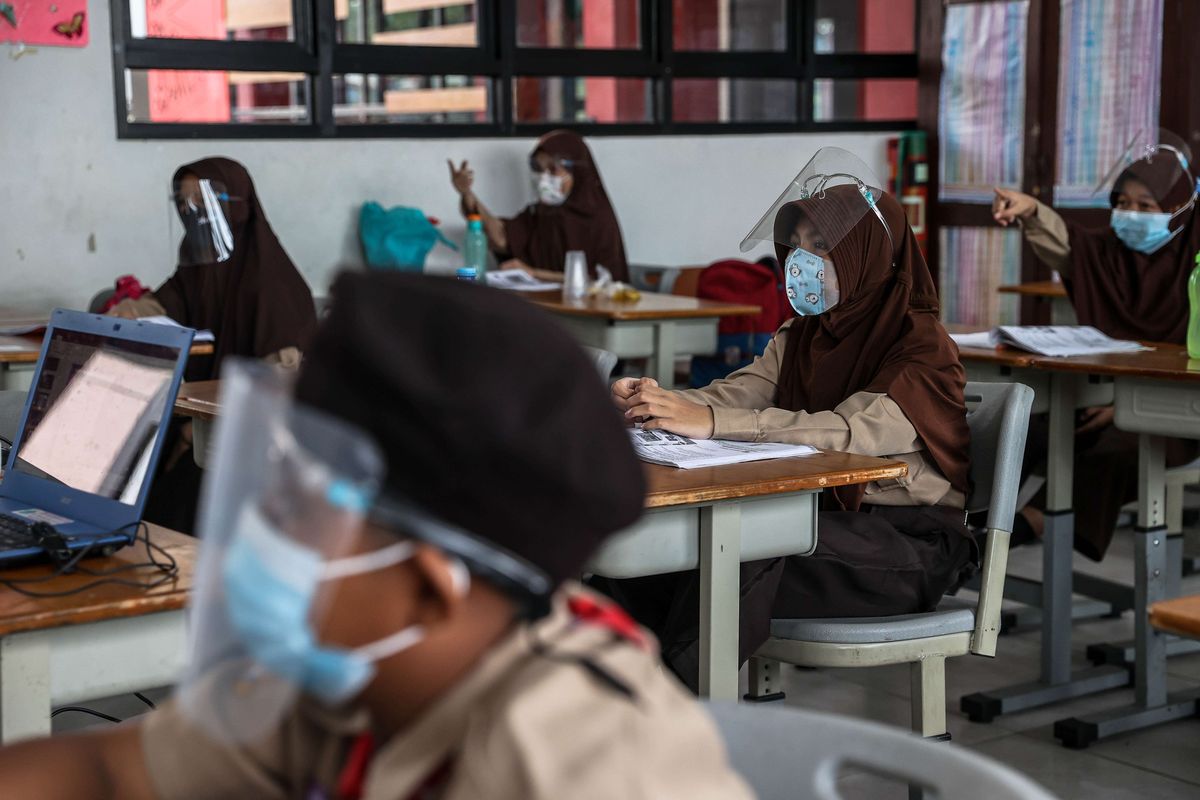 Sejumlah murid mengikuti uji coba pembelajaran tatap muka di SDN 03 Palmerah, Jakarta Barat, Rabu (7/4/2021). Pemprov DKI Jakarta melakukan uji coba pembelajaran tatap muka terbatas di 85 sekolah dari jenjang SD hingga SMA mulai 7 April hingga 29 April 2021 dengan kapasitas dalam ruangan maksimum 50 persen dan penerapan protokol kesehatan yang ketat.