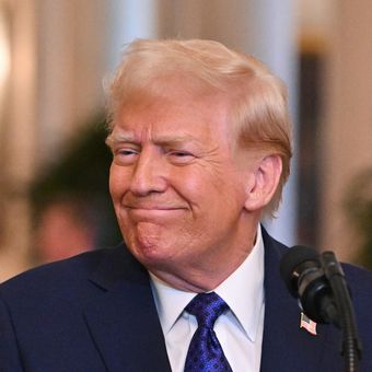 Presiden Amerika Serikat Donald Trump sesaat sebelum menandatangani Laken Riley Act di Ruang Timur Gedung Putih, Washington DC, Rabu (29/1/2025).