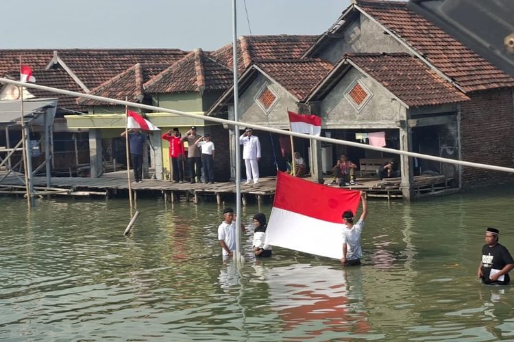 Tahun demi Tahun Terendam Rob, Warga Timbulsloko Demak Tetap Kibarkan Merah Putih