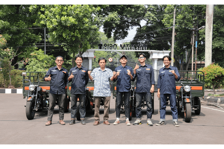 Serah terima kendaraan roda tiga listrik dan hibrida (hybrid) kepada Komando Distrik Militer (Kodim) 0618/BS oleh Institut Teknologi Nasional Bandung (Itenas) di Markas Kodim 0618/BS, Bandung, Jumat (10/11/2023).