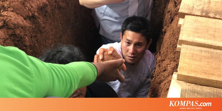 Vino G Bastian Turun ke Liang Lahat Antarkan Ibunda ke Peristirahatan Terakhir