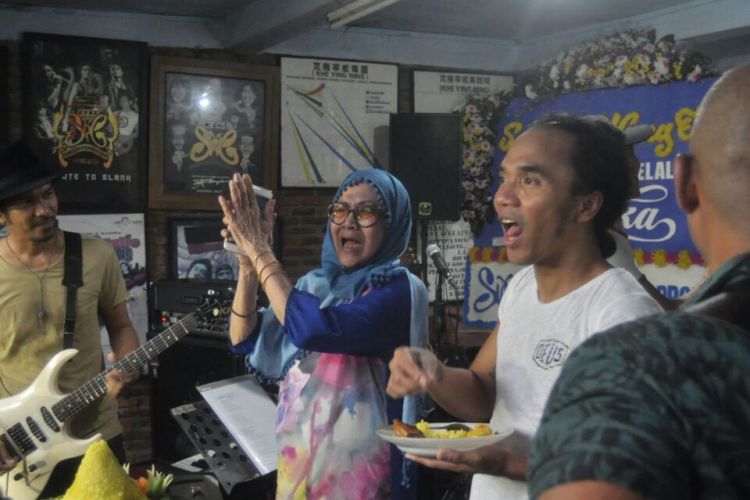 Kaka Slank (kedua dari kanan) menerima potongan tumpeng pada perayaan ulang tahunnya di Markas Slank di Potlot, Duren Tiga, Mampang Prapatan, Jakarta Selatan, Jumat (10/3/2017).
