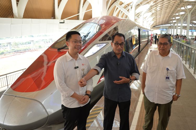 Menhub Budi Karya Sumadi saat meninjau Stasiun Kereta Cepat Halim di Jakarta, Minggu (19/11/2023).
