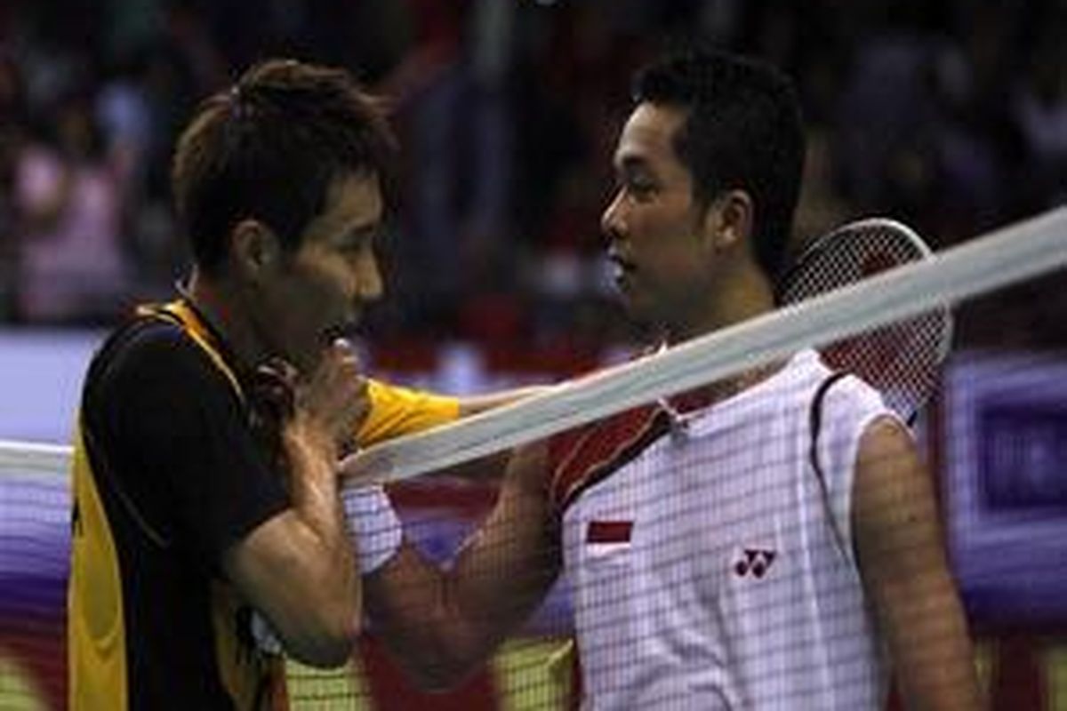 Lee Chong Wei (kiri) dan taufik Hidayat (kanan)