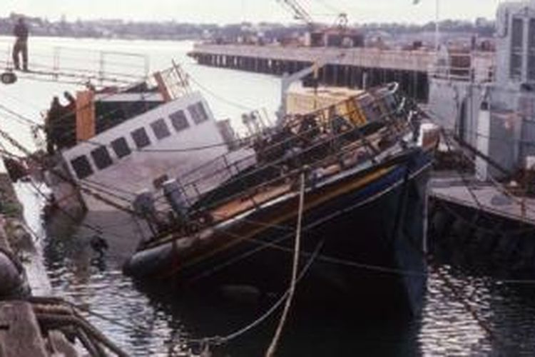 Kapal Rainbow Warrior milik Greenpeace yang dibom saat saat berlabuh di Auckland, Selanda Baru pada 10 Juli 1985.