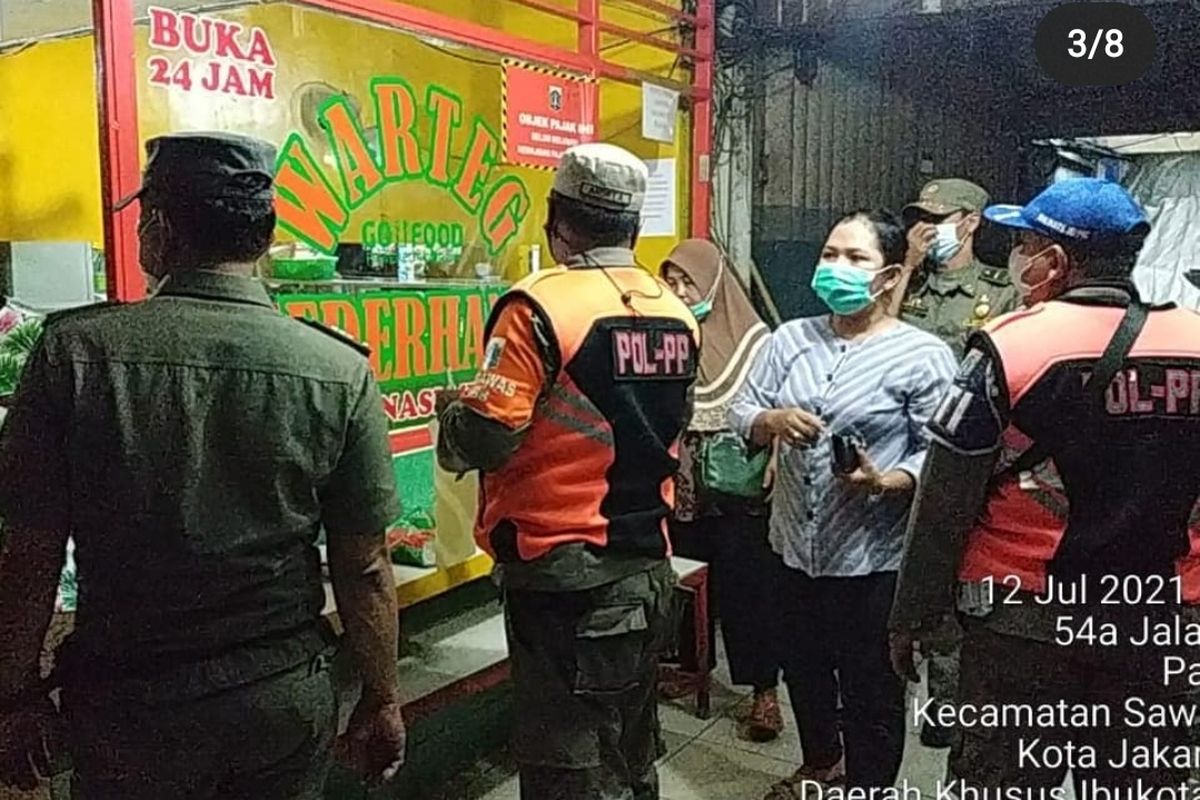 Sebuah warteg di Kelurahan Pasar Baru, Sawah Besar, Jakarta Pusat, dikenai sanksi penyegelan oleh Satuan Polisi Pamong Praja. Warteg itu mendapat sanksi karena ketahuan melayani pembeli makan di tempat pada Senin (12/7/2021) malam kemarin, di masa Pemberlakuan Pembatasan Kegiatan Masyarakat (PPKM) Darurat. 