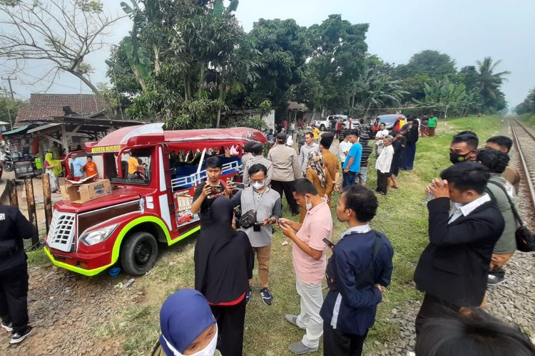 Odong-odong tertabrak kereta api di perlintasan kereta Desa Silebu, Kecamatan Kragilan, Kabupaten Serang, Banten, Selasa(26/7/2022).