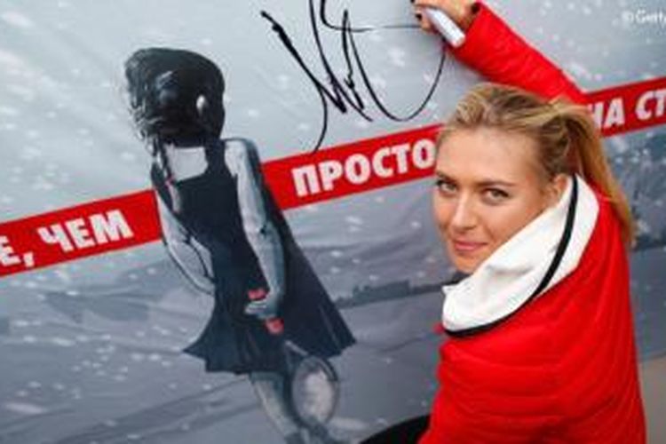 Petenis Rusia Maria Sharapova menandatangani lukisan yang menggambarkan kisah perjalanannya dari anak-anak hingga menjadi petenis nomor satu dunia, di Sochi, Rusia, Rabu (5/2/2014).