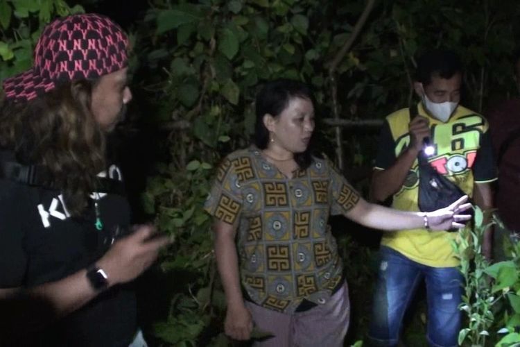 Seorang ibu rumah tangga (IRT) di Kabupaten Gowa, Sulawesi Selatan menunjukkan lokasi penemuan pohom ganja saat polisi melakukan penyisiran. Kamis, (10/2/2022).