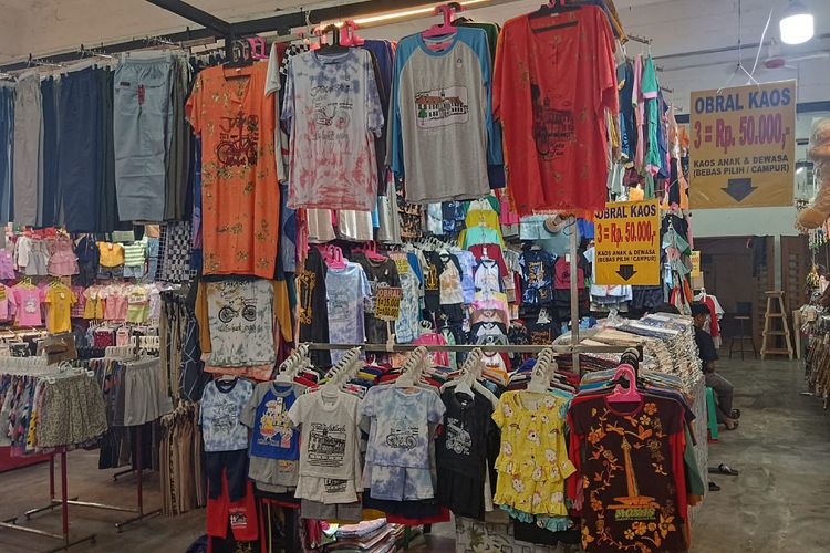 Kaus bertemakan Jakarta di Pasar Pisang, Kota Tua Jakarta