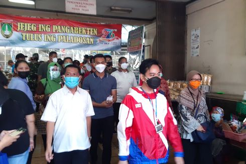 Melihat Gaya Blusukan Pertama Gibran di Pasar Gede Solo