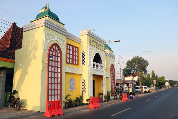 Pos pengamanan Lebaran Polres Gresik di perempatan Duduksampeyan tampak dari samping.