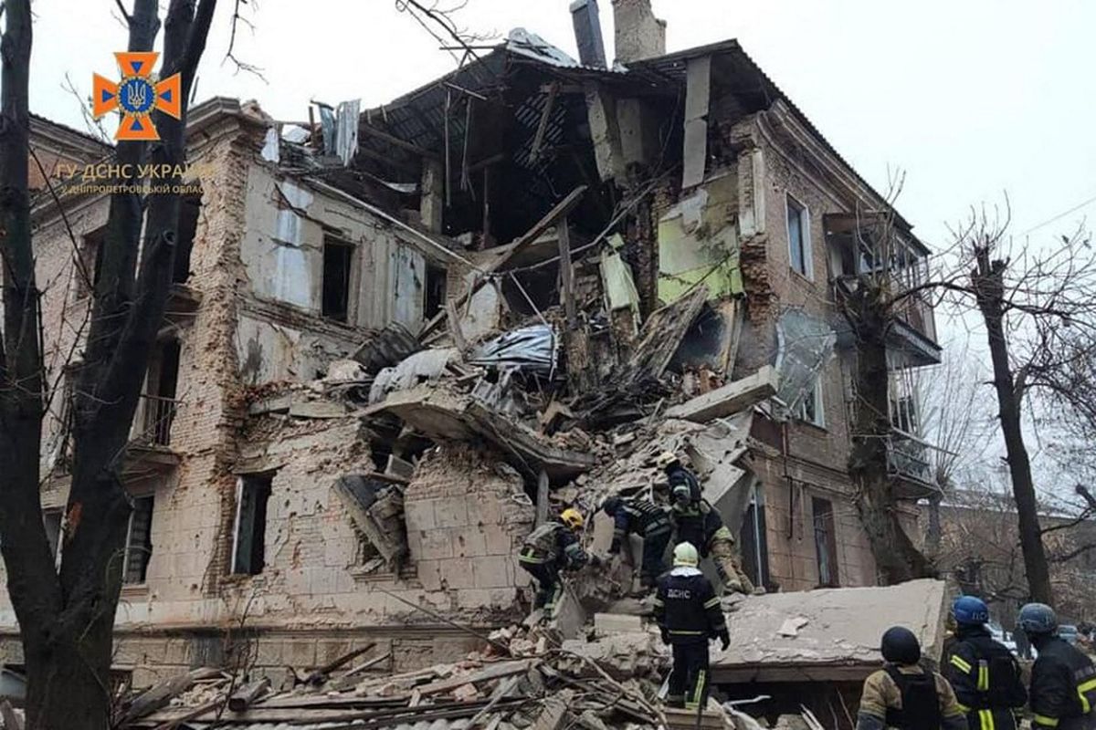 Foto yang diambil dan dirilis oleh Layanan Darurat Negara Ukraina pada 16 Desember 2022 ini menunjukkan penyelamat bekerja di gedung tiga lantai yang rusak berat setelah serangan rudal Rusia di kota Kryvyi Rih, Ukraina. Rentetan baru serangan Rusia menghantam Ukraina pada 16 Desember 2022, memutus aliran air dan listrik di kota-kota besar dan menambah tekanan pada jaringan listrik pada suhu di bawah nol. 