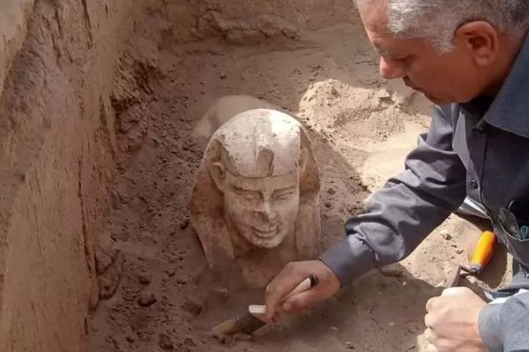 Temuan patung Sphinx tersenyum di Mesir.