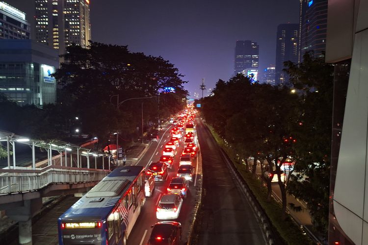 Lalu Lintas Jalan Gatot Subroto Arah Grogol Macet Imbas Demo di DPR