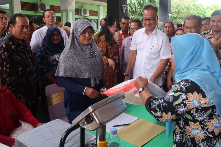 Menteri Sosial RI Agus Gumiwang Kartasasmita menyaksikan langsung Keluarga Penerima Manfaat (KPM) menerima Bantuan Pangan Non Tunai (BPNT) di Asramah Haji Donohudan, Kabupaten Boyolali, Jumat (1/2/2019).