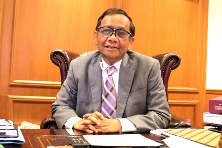 Menkopolhukam Mahfud MD memberikan keterangan usai menyaksikan sidang vonis mantan ajudan eks Kepala Divisi Profesi dan Pengamanan (Kadiv Propam) Polri Ferdy Sambo, Richard Eliezer, pada Rabu (15/2/2023) siang.