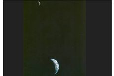 Saat Voyager I Ambil Gambar Bumi dan Bulan dalam Satu Frame...