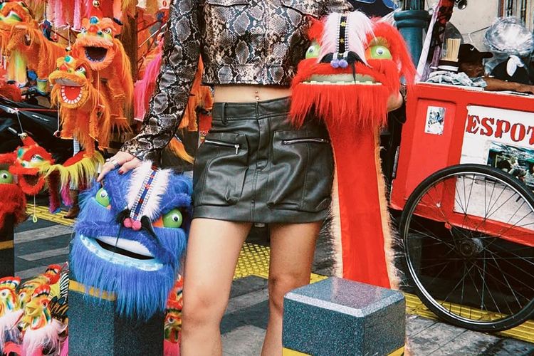 Helen Hiu mengenakan outfit Imlek yang stylish.