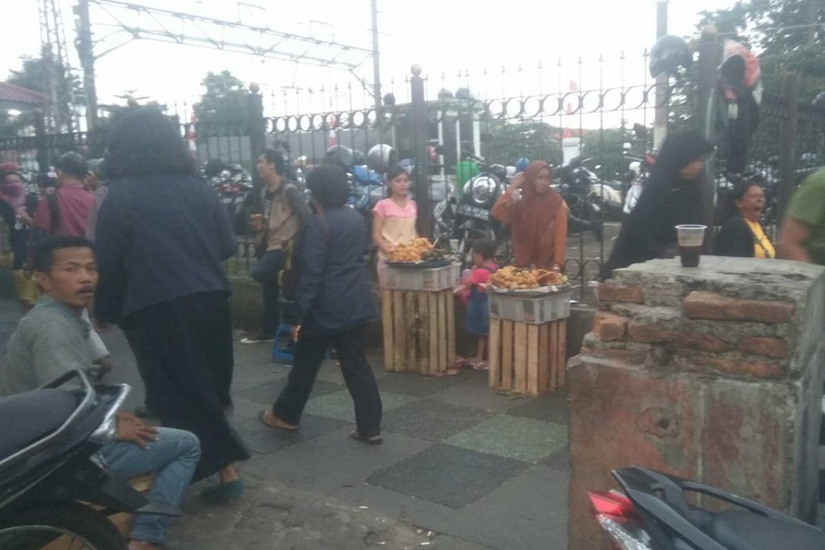 Kondisi trotoar di Stasiun Pasar Minggu yang dikuasai para pedagang kaki lima (PKL), Senin (21/8/2017).