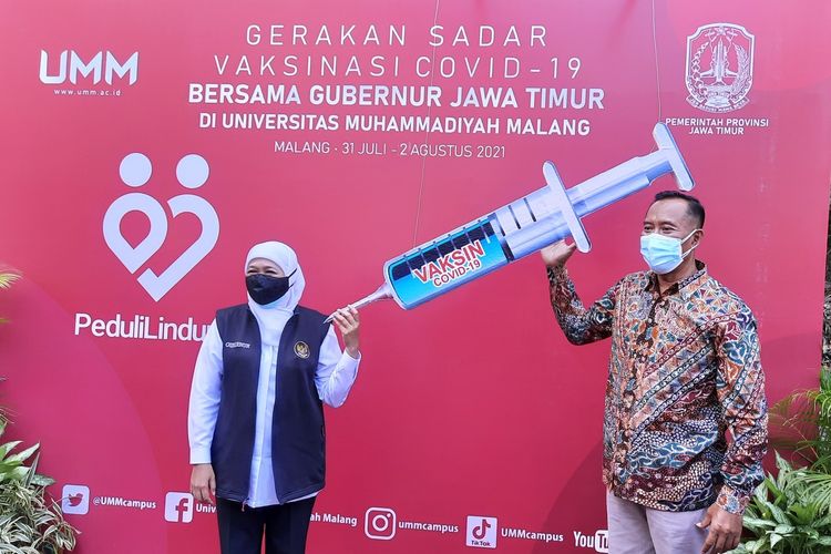 Gubernur Jawa Timur Khofifah Indar Parawansa bersama Rektor UMM Fauzan usai melihat vaksinasi di Kampus UMM, Senin (2/8/2021).