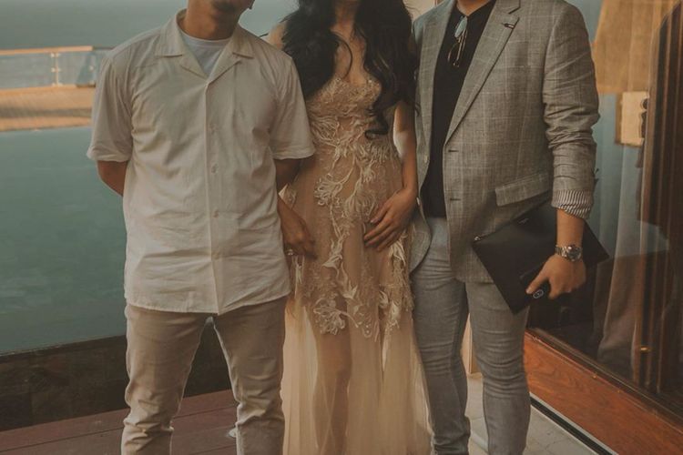 Donna Harun diapit dua putranya, Ricky Harun (kiri) dan Jeje Soekarno (kanan).