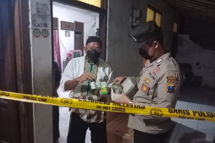 OBAT-OBATAN—Polisi menemukan obat-obatan milik nenek Saetun (78) yang ditemukan tewas membusuk didalam rumahnya di Desa Carat, Kecamatan Kauman, Kabupaten Ponorogo, Jawa Timur.