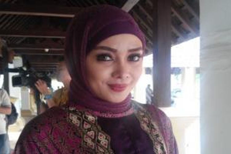 Terry Putri diabadikan usai menghadirinresepsi pernikahan Yulia Rachman dan Alzipco Hefzi, di Novotel, Bogor, Jawa Barat, Sabtu (18/4/2015).
