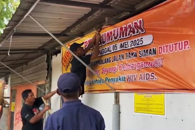 Satuan Polisi Pamong Praja Kabupaten Ponorogo, menyegel belasan warung kopi yang diduga digunakan sebagai lokasi prostitusi terselubung di di Jalan Raya Ponorogo-Trenggalek, Desa Demangan, Kecamatan Siman, Kabupaten Ponorogo. Puluhan warga bahkan membawa sejumlah spanduk bertuliskan protes keberadaan warung kopi yang diduga digunakan sebagai praktek prostitusi terselubung tersebut.