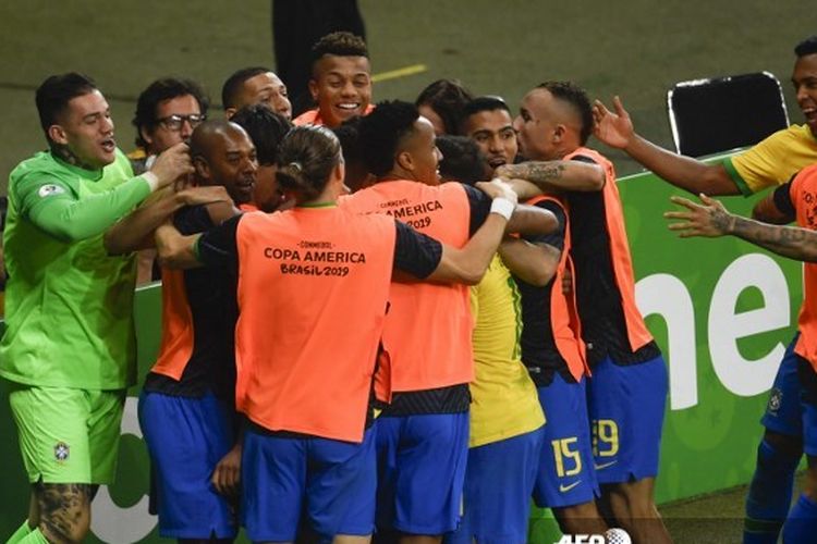 Para pemain timnas Brasil berselebrasi seusai Roberto Firmino mencetak gol kedua pada laga kontra Argentina di semifinal Copa America 2019, 3 Juli 2019.