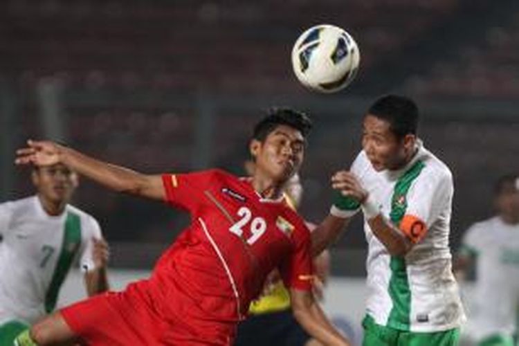Kapten Timnas Indonesia U-19 Evan Dimas (kanan) berduel memperebutkan bola dengan pemain Myanmar, Yan Lin Aung, dalam laga uji coba di Stadion Gelora Bung Karno, Senayan, Jakarta, Rabu (7/5/2014).
