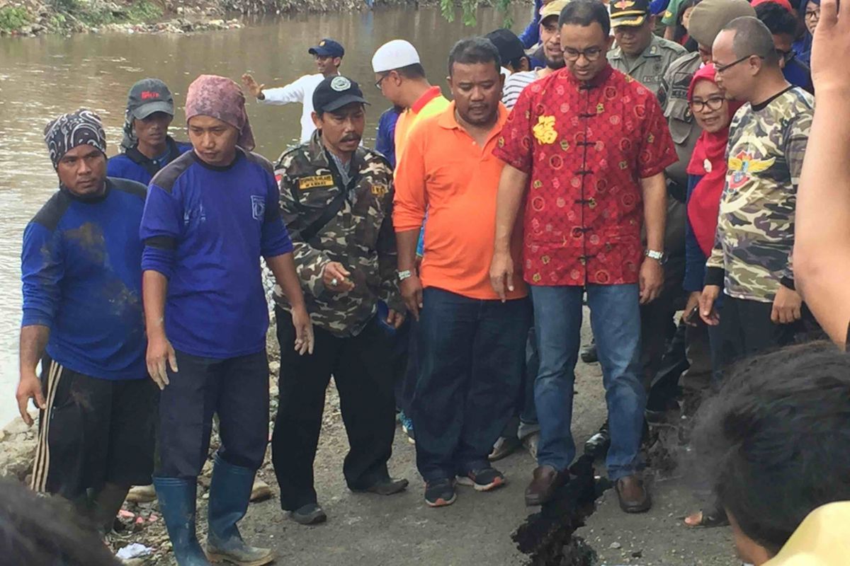 Gubernur DKI Jakarta Anies Baswedan mendatangi Kampung Berlan di Jakarta Timur. Anies meninjau perbaikan terhadap jalan yang ambles, Jumat (16/2/2018).