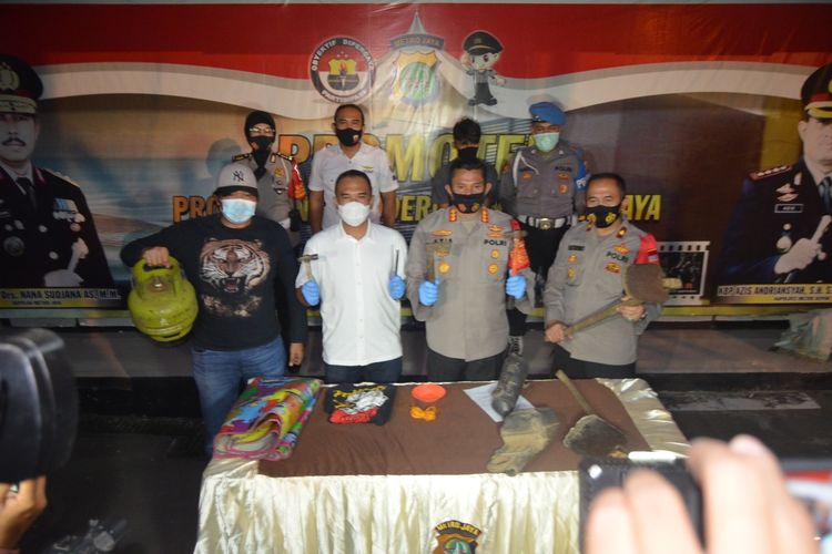 Konferensi pers pengungkapan kasus pembunuhan berencana oleh tersangka berinisial J terhadap kakaknya, D di Polres Metro Depok, Kamis (19/11/2020). J coba menyembunyikan mayat kakaknya dengan mengubur jasad itu di bawah lantai rumah kontrakan yang mereka sewa bersama di Sawangan Baru, Depok, Jawa Barat.